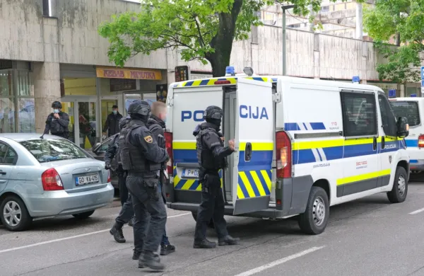 Konec maja so do zob oboroženi policisti enega osumljenca prijeli 
na Rejčevi ulici v Novi Gorici.