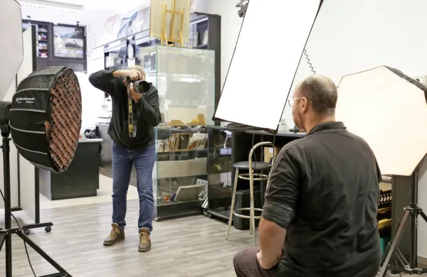 Fotografi v ateljejih fotografiranju za dokumente posvetijo veliko časa. Dodatno se posvetijo otrokom in ljudem s posebnimi potrebami.