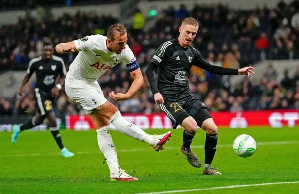 Harry Kane (v belem dresu) je Muri na prvi medsebojni tekmi zabil 
tri gole, kako bo drevi v Ljudskem vrtu?