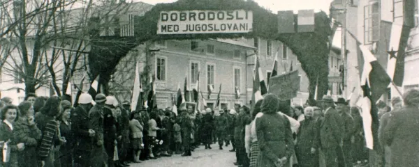 Manifestacija v Bovcu ob prihodu mednarodne zavezniške razmejitvene komisije leta 1946.  