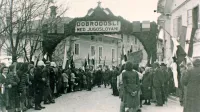 Manifestacija v Bovcu ob prihodu mednarodne zavezniške razmejitvene komisije leta 1946.  