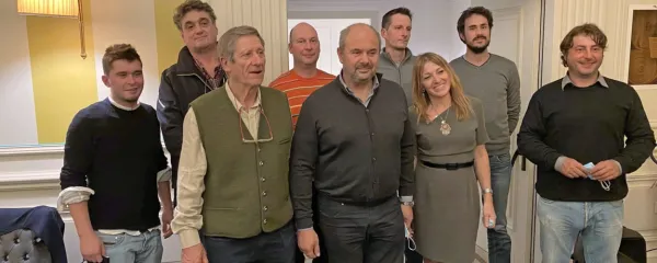 V Trstu so svoje pridelke in zgodbe predstavili (z desne): Matej 
Škerlj, Martin Merlak, Barbara Nappini (Slow Food), Gregor Budin, 
Benjamin Zidarich, Rado Kocjančič, Stanko Milič, Igor Grgič in za  
klet Škerk Alessio Giadrossi.  