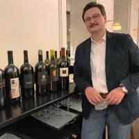 Koordinator akcije Robi Jakomin s šestimi magnum steklenicami 
kraških vin, za katere so za dobrodelne namene iztržili malenkost 
manj kot 1000 evrov.