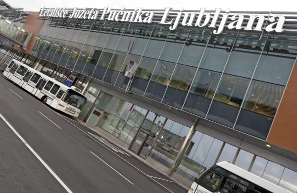 Slovenskim državljanom, ki so v Južni Afriki, ministrstvo za 
zunanje zadeve svetuje, naj se čim prej vrnejo v domovino. 