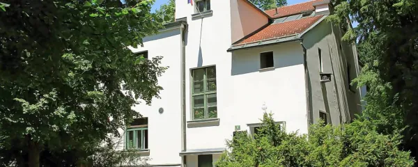 Poslopje Društva slovenskih pisateljev je bilo sredi 19. stoletja 
zgrajeno kot meščanska vila. Po vojni sta v njej domovala Boris 
Kidrič in Boris Ziherl, od leta 1957 pa z njo upravlja Društvo, 
najprej kot najemnik, od leta 1987 tudi kot lastnik. 