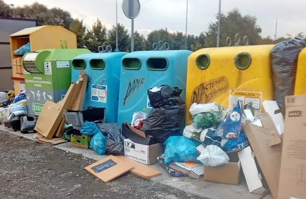 Odpadki, ki sodijo v zbirne centre, vse prevečkrat končajo ob 
zabojnikih na ekoloških otokih.
