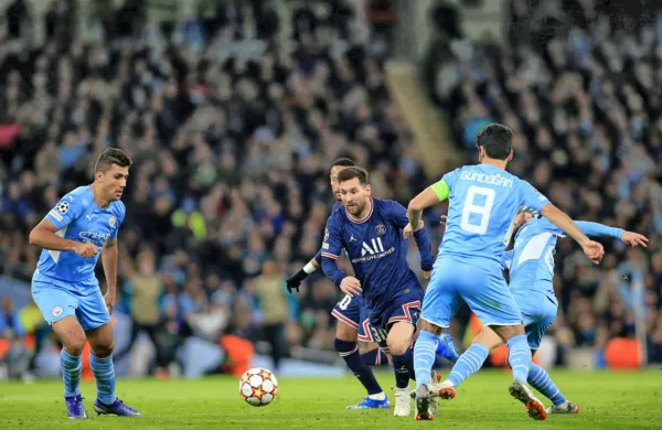 Lionela Messija (v ospredju temnejšem dresu) in PSG je v sredo 
omrežil Manchester City. 