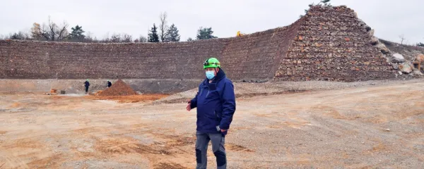 Tako imenovani amfiteater v obliki podkve je v Neverkah pri Pivki glavni poligon za odprto uničevanje največjih granat iz prve in druge svetovne vojne, pojasnjuje poveljnik Darko Zonjič. 