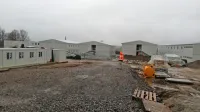 Nastanitveni center, ko oziroma če bo dobil gradbeno dovoljenje, 
je predviden za obdobje štirih let oziroma do zaključka gradnje 
drugega tira, toda ne več kot pet let. 