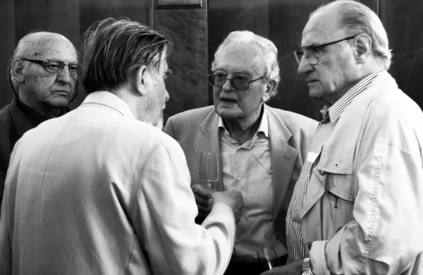 Kvartet zdaj že pokojnih mojstrov pred desetletjem na predstavitvi Pirjevčeve monografije Tito in tovariši, z leve: pesnika Ivo 
Minatti in Ciril Zlobec, dr. Boris Paternu in pisatelj Saša Vuga. 