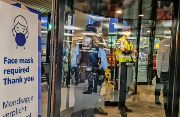 Na Nizozemskem od petka od 12. ure velja prepoved letalskih 
poletov z juga Afrike. Vstop v državo so poleg tega prepovedali 
nedržavljanom Evropske unije, ki prihajajo iz Južne Afrike, 
Bocvane, Lesota, Mozambika, Namibije, Zimbabveja in Esvatinija.