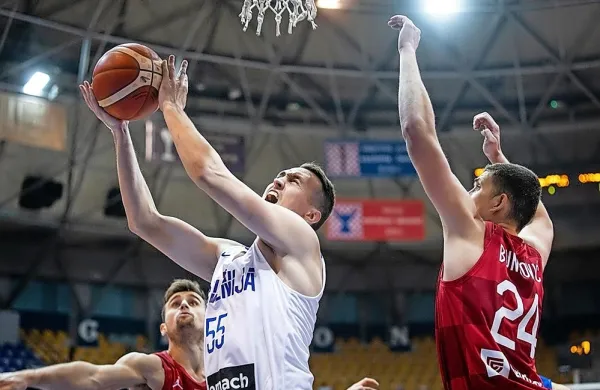 Jakob Čebašek (z žogo) je v končnici tekme s Hrvaško tehtnico 
nagnil na slovensko stran.