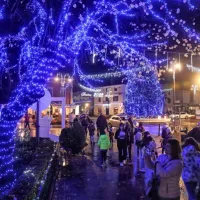 Izola od petka žali v svoji tradicionalni modri barvi.