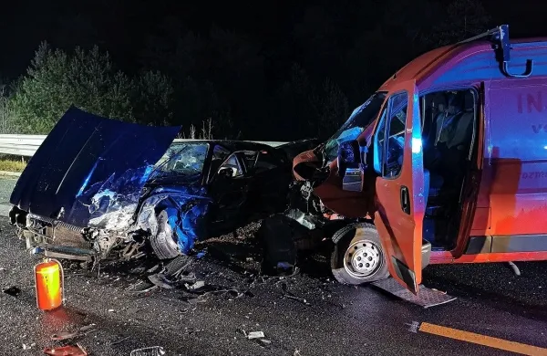 Voznik temno modrega jaguarja je v petek na avtocesti nad Divačo 
povzročil pravo razdejanje. 