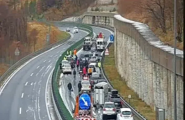 V več trkih  oziroma naletih  je bilo udeleženih dvanajst vozil, hitra 
cesta je bila na tem odseku  zaprta skoraj štiri ure.  