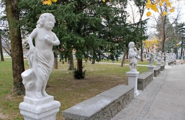 Fontana in putti v Lanthierijevem parku so zasijali v sveži podobi