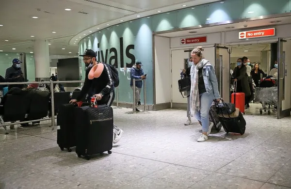 Države zaradi nove različice Omikron, o kateri pa še ni veliko 
znanega, preventivno prepovedujejo polete iz Južne Afrike. 