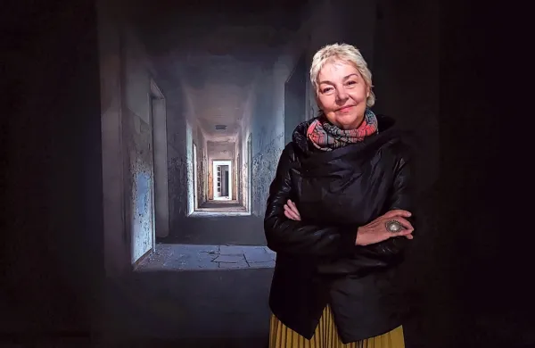 Nataša Segulin - ne na hodniku  stare koprske  porodnišnice, marveč pred svojo fotografijo v galeriji Loža.