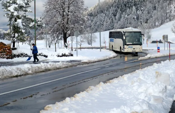 Ob uvodni pošiljki snega so bile državne in lokalne ceste splužene 
hitro, ob višjem snegu pa bo na slednjih zaradi pomanjkanja 
delavcev potrebne tudi nekaj potrpežljivosti občanov.