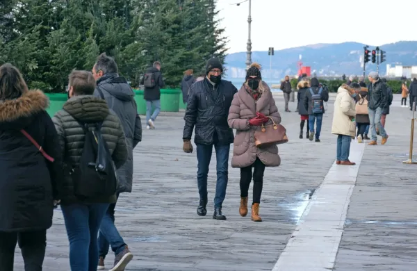 V Trst so se vrnile zaščitne maske na obrazih tudi na odprtem.