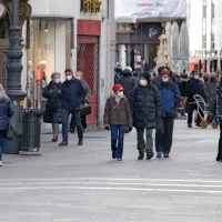  Tudi v Trstu prebivalci upoštevajo strožja pravila in nosijo zaščitne 
maske tudi na odprtem.