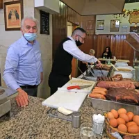Tudi v  lokalih, kot je  tržaški Da Bepi, ne gre brez “super” covidnega 
potrdila (dobijo ga le preboleli in cepljeni), ko gostje sedijo za 
mizo. Tistim, ki jim postrežejo pri pultu, pa tega ni treba imeti.  Ta 
razlika povzroča kar nekaj zmede.   