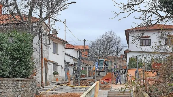 V si plačujejo kanalščino, a v starem delu  kanalizacijo šele 
gradijo.