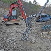 Cesto bodo zavarovali pred padajočim kamenjem