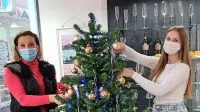Dijakinja Džejla Isaković in trgovka Branka Šišljagić sta postavili 
praznično piko na i v trgovini Kristalna harmonija. 