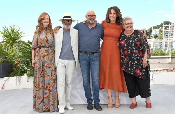  Film,    navdihnjen z življenjem Celine Dion, je bil na letošnjem festivalu 
v Cannesu je  zelo dobro sprejet.