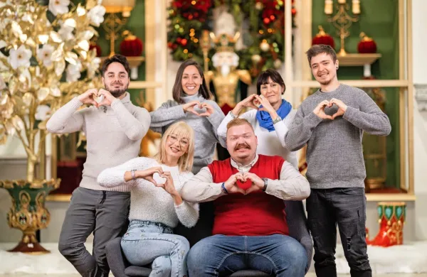 Za program, ki ga od včeraj oddajajo iz Caprisovega čarobnega 
studia, ki stoji  nasproti Taverne, skrbijo: (z leve stojijo) Žiga Rustja, 
Klara Beltram, Jana Pogačnik, Žiga Pangos ter (sedita) Suzana 
Srdić in Nejc Špeh.