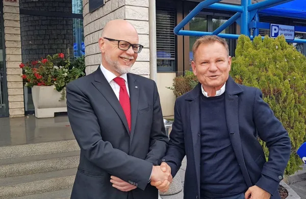 Nekdanja uprava Luke Koper pod vodstvom Dimitrija Zadela (levo) 
je morala po besedah predsednika nadzornega sveta Francija 
Matoza (desno) oditi zaradi pomanjkanja vizije razvoja družbe. 
