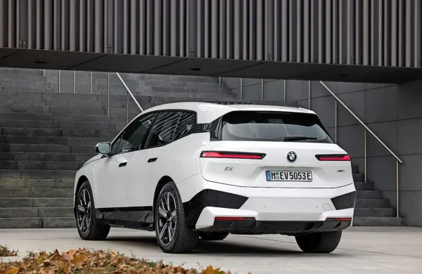 Pri BMW-ju pravijo, da si želijo prihodnje leto na slovenske ceste 
postaviti vsaj dvajset takšnih avtomobilov, a je vse odvisno od 
proizvodnje v tovarni v nemškem Dingolfingu.