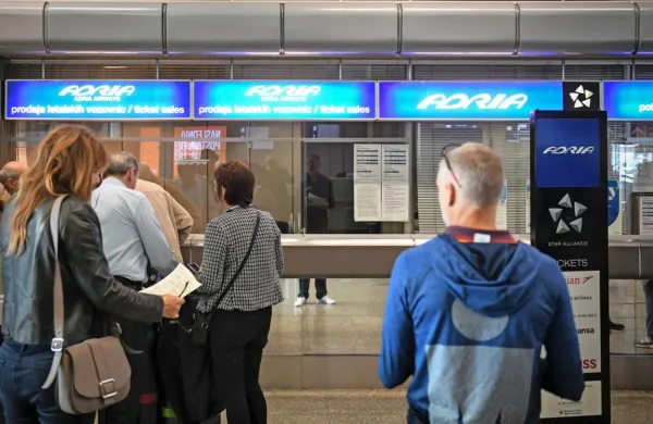 Potniki, ki so bili v zadnjih 14 dneh v Južni Afriki, Lesotu, Bocvani, 
Zimbabveju, Mozambiku, Namibiji ali Esvatiniju, morajo  ob prihodu v Slovenijo, kjer morajo v desetdnevno karanteno, opraviti tudi 
tri PCR teste. Fotografija je simbolična.