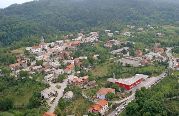 Seizmografi državne mreže potresnih opazovalnic so danes ob 
6.55 zabeležili šibek potresni sunek blizu Jelšan.