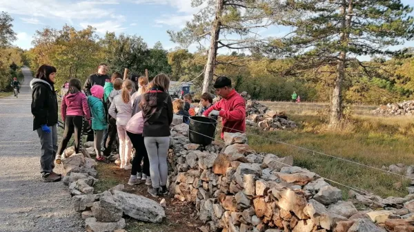 Na poligonu suhozidne gradnje so se v zadnjih dveh mesecih s kamnom in pokrajino že spoznavali mnogi šolarji in malčki iz  vrtcev.  