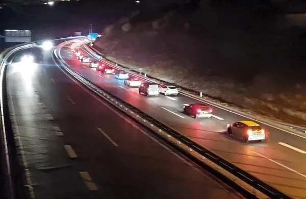 Nekaterim voznikom se po nesreči,  zaradi katere je bil zaprt 
predor Markovec, ni dalo čakati v koloni in so vozili v nasprotni 
smeri.