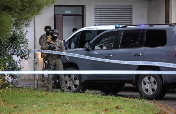 Okolica stranskega vhoda     koprskega sodišča   je bila včeraj  močno zastražena.  Klemna Kadivca  je  iz 
ljubljanskega pripora do Kopra in nazaj spremljal  konvoj   vozil specialne   policije.   