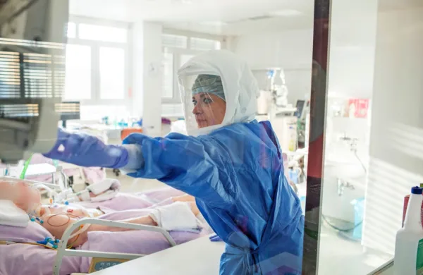V strokovni skupini razprava o možnosti predloga spro&scaron;čanja ukrepov pri manj kot 100 zasedenih covidnih intenzivnih posteljah