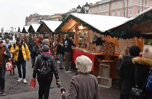 Po lanskem premoru se v Trst vrača božični sejem. Foto vir: 
Primorski dnevnik/FOTODAMJ@N