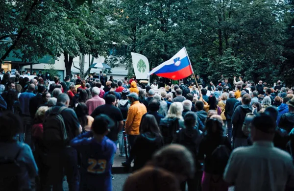 Ker shod ni prijavljen, je za red skrbela policija, ki je po treh urah 
shod razpustila, a so protestniki vztrajali.