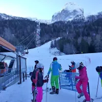 Žičnice so se zavrtele tudi na italijanski strani Kanina, vendar pa  
prehajanje meje na smučišču  zaradi različnih   predpisov   glede 
omejevanja pandemije v Sloveniji in Italiji  ne bo dovoljeno.

