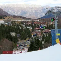 Snežne radosti so že na voljo tudi na Piancavallu, ki pa je več kot 
60 kilometrov oddaljen od vseh primorskih krajev in je zato 
obvezna  spletna registracija pred vstopom v Italijo. 