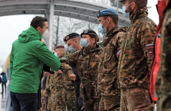 V Slovenijo je danes prispelo šest zdravstvenih delavcev italijanske vojske, ki bodo v slovenskih bolnišnicah pomagali pri 
oskrbi bolnikov s covidom-19. 