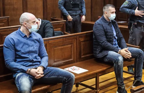 Bojan Stanojevič (levo, desno ob njem  Klemen Kadivec) je danes 
potožil, da zaradi slabega zdravstvenega stanja ne more spremljati 
obravnave, a je vseeno moral sedeti na zatožni klopi. 