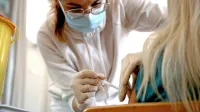 Povsod, kjer cepijo  proti covidu-19, je že več tednov občutno več zanimanja za tretji odmerek kot za prvega.