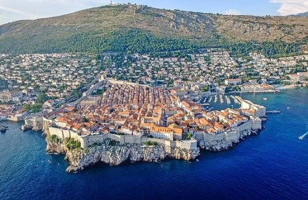 V Dubrovniku se spominjajo 30. obletnice splošnega napada na 
mesto s strani takratne JLA ter prostovoljcev iz Srbije in Črne 
gore. 