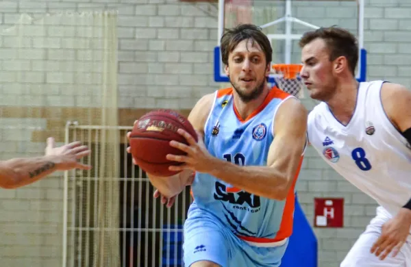 Pred petimi leti tekmeca v dresih Kopra Primorske in Portoroža, 
danes soigralca v Postojni - na arhivski fotografiji je  levo Vjeko 
Petrović, desno Sebastjan  Borse.