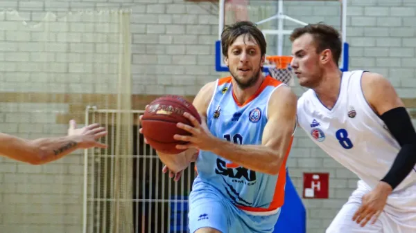 Pred petimi leti tekmeca v dresih Kopra Primorske in Portoroža, 
danes soigralca v Postojni - na arhivski fotografiji je  levo Vjeko 
Petrović, desno Sebastjan  Borse.