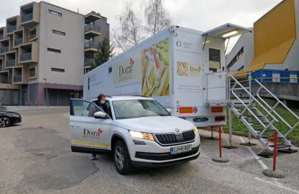 Sodelavke DORA, presejalnega programa za raka dojk, ob visokem 
odzivu vabljenih žensk zadovoljne zapuščajo Idrijo.